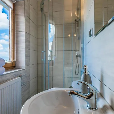 לינה וארוחת בוקר Janik 3*